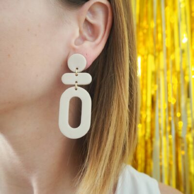 Boucles d'oreilles pendantes beige avec rond, barre horizontale et ovale