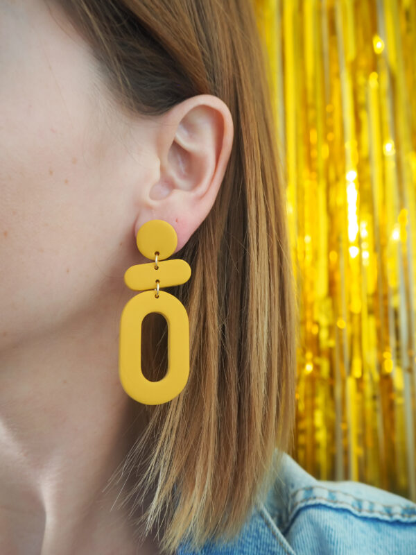 Boucles d'oreilles pendantes jaune avec rond, barre horizontale et ovale