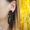 Boucles d'oreilles pendantes noir avec rond, barre horizontale et ovale