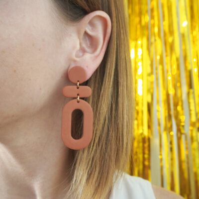 Boucles d'oreilles pendantes terracotta avec rond, barre horizontale et ovale