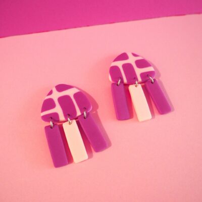 Boucles d'oreilles triangle rose pale et motif fuchsia avec pendants rose et fuchsia