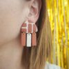 Boucles d'oreilles triangle beige et motif terracotta avec pendants beige et terracotta