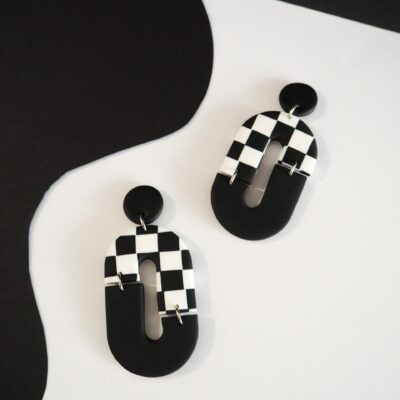 Boucles d'oreilles ovales avec partie damier noir et blanc et partie unie noir
