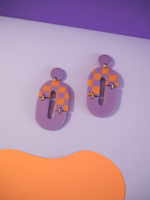 Boucles d'oreilles ovales avec partie damier violet et orange et partie unie violet