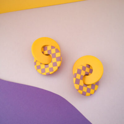 Boucles d'oreilles anneaux entrelacés jaune et motif damier jaune & violet