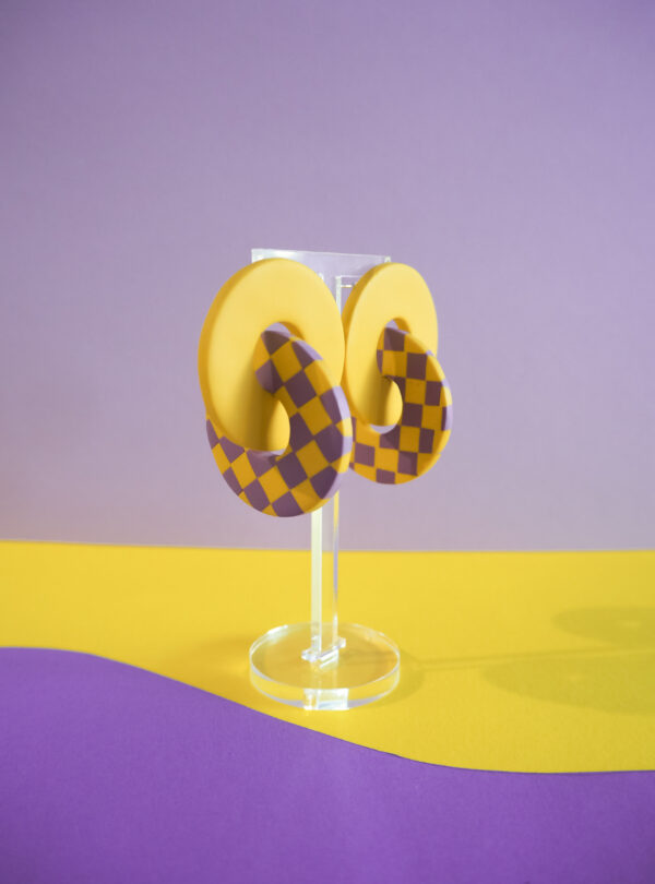 Boucles d'oreilles anneaux entrelacés jaune et motif damier jaune & violet