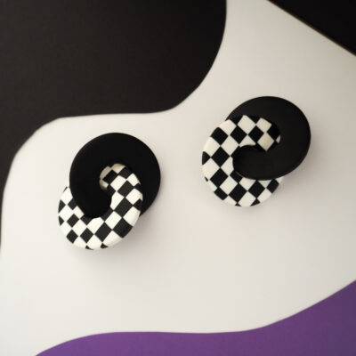 Boucles d'oreilles anneaux entrelacés noir et motif damier noir & blanc