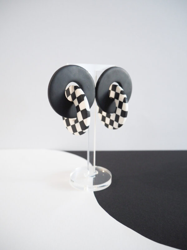 Boucles d'oreilles anneaux entrelacés noir et motif damier noir & blanc