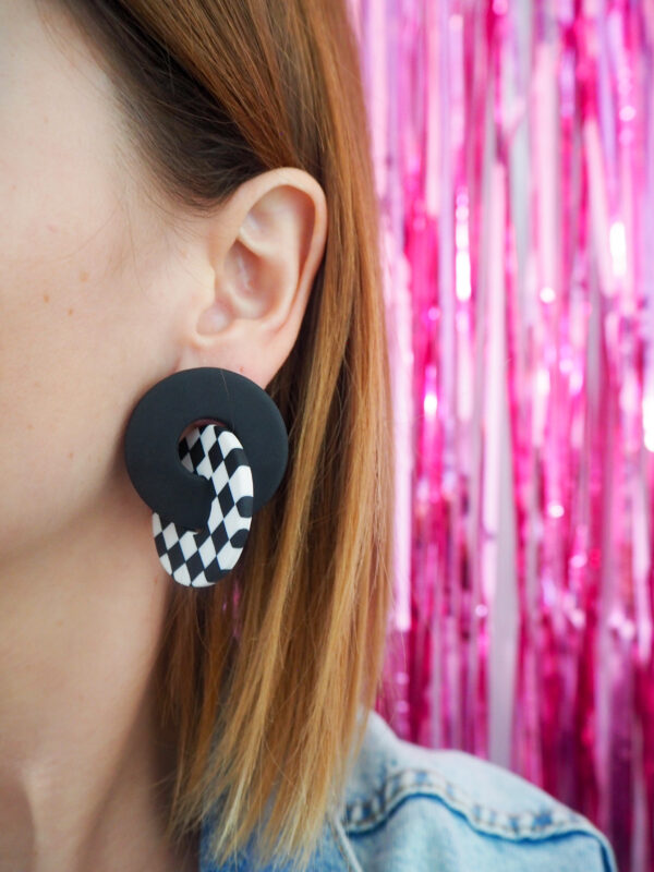 Boucles d'oreilles anneaux entrelacés noir et motif damier noir & blanc