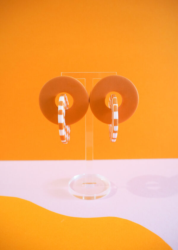 Boucles d'oreilles anneaux entrelacés orange et motif damier orange & rose pale