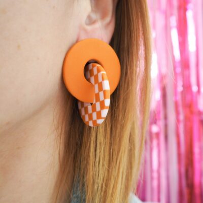 Boucles d'oreilles anneaux entrelacés orange et motif damier orange & rose pale