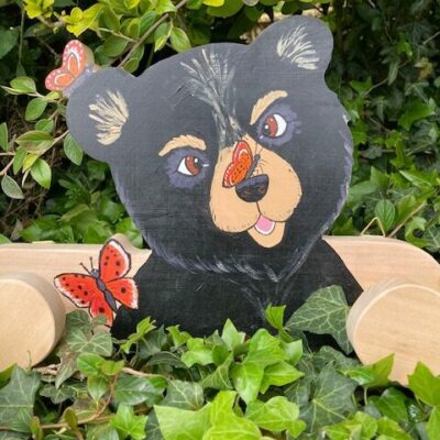 porte-manteau ourson aux papillons en bois massif