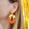 Boucles d'oreilles ovales avec une partie motif terrazzo blanc, rose, jaune et orange et une partie unie orange