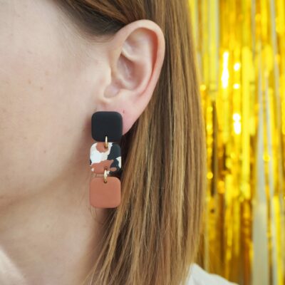 Boucles d'oreilles trio de petits carrés noir, terracotta et motif terrazzo beige, blanc, noir et terracotta