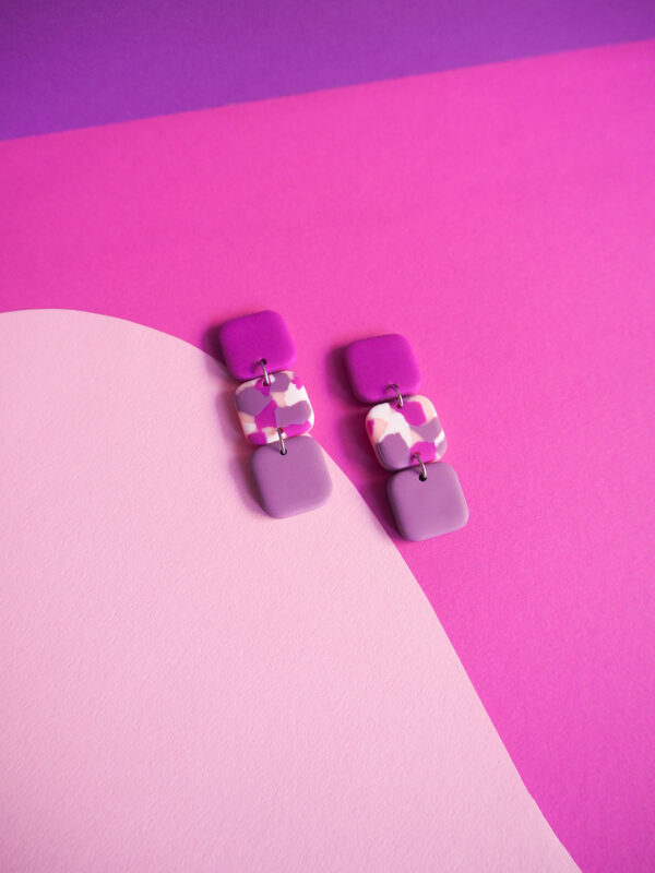 Boucles d'oreilles trio de petits carrés fuchsia, violet et motif terrazzo rose, blanc, fuchsia et violet