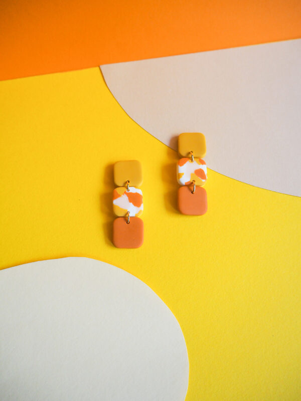 Boucles d'oreilles trio de petits carrés jaune, orange et motif terrazzo rose pale, blanc, jaune et orange