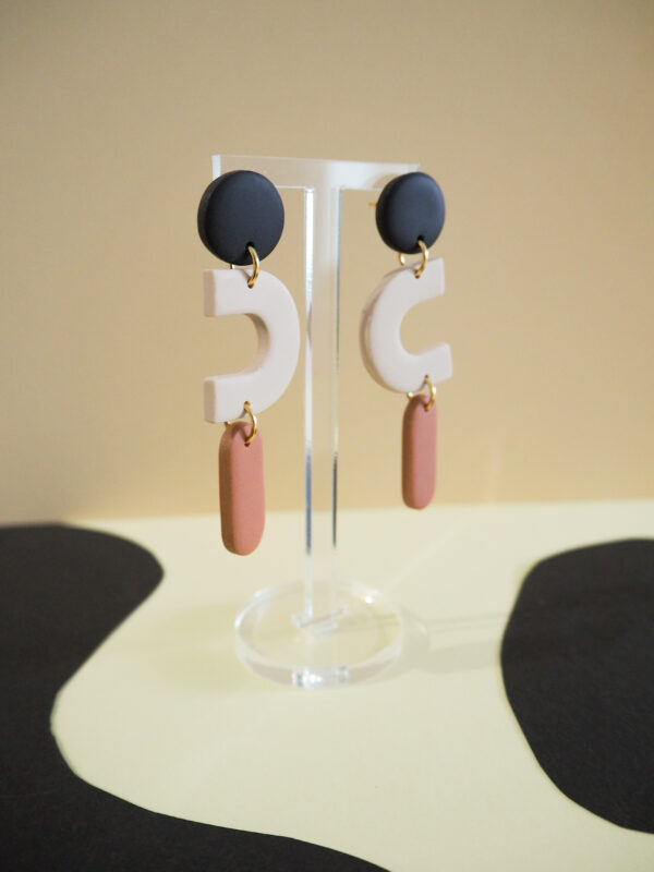 Boucles d'oreilles pendantes rond noir, forme C beige et barre arrondie terracotta