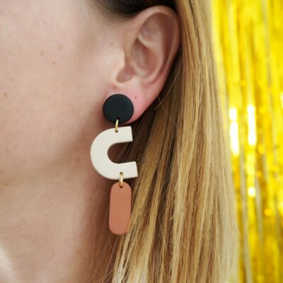 Boucles d'oreilles pendantes rond noir, forme C beige et barre arrondie terracotta