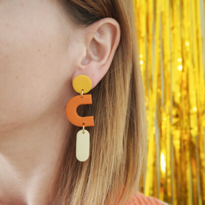 Boucles d'oreilles pendantes rond jaune, forme C orange et barre arrondie jaune pastel