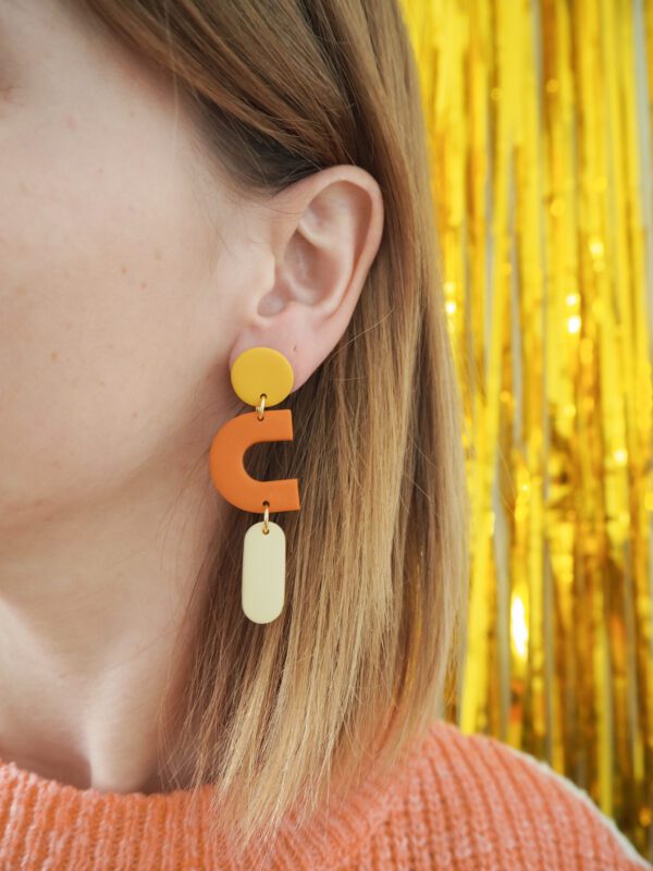 Boucles d'oreilles pendantes rond jaune, forme C orange et barre arrondie jaune pastel