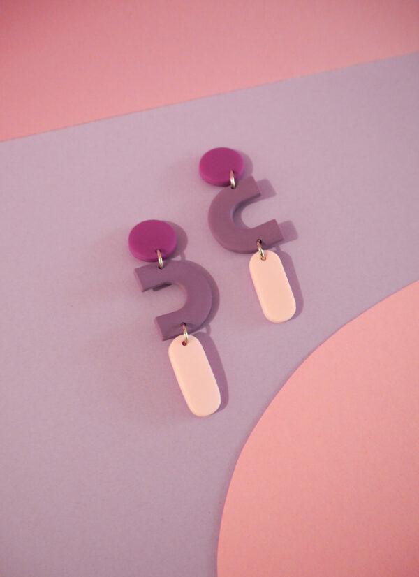 Boucles d'oreilles pendantes rond fuchsia, forme C violet et barre arrondie rose pale