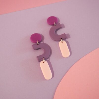 Boucles d'oreilles pendantes rond fuchsia, forme C violet et barre arrondie rose pale
