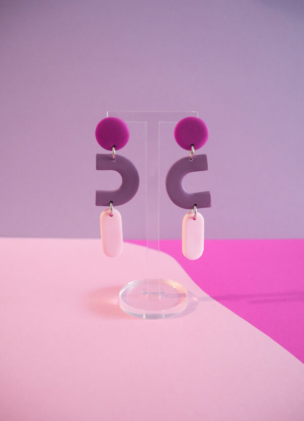 Boucles d'oreilles pendantes rond fuchsia, forme C violet et barre arrondie rose pale