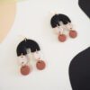 Boucles d'oreilles en forme d'arche noir avec petits ronds suspendus beiges et terracotta