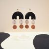 Boucles d'oreilles arche noir et ronds suspendus beiges et terracotta