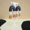 Boucles d'oreilles avec arche noire et ronds beige et terracotta suspendus