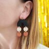 Boucles d'oreilles pendantes forme arc en ciel noir beige et terracotta