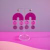 Boucles d'oreilles pendantes forme arc en ciel arche fuchsia et ronds rose et violet