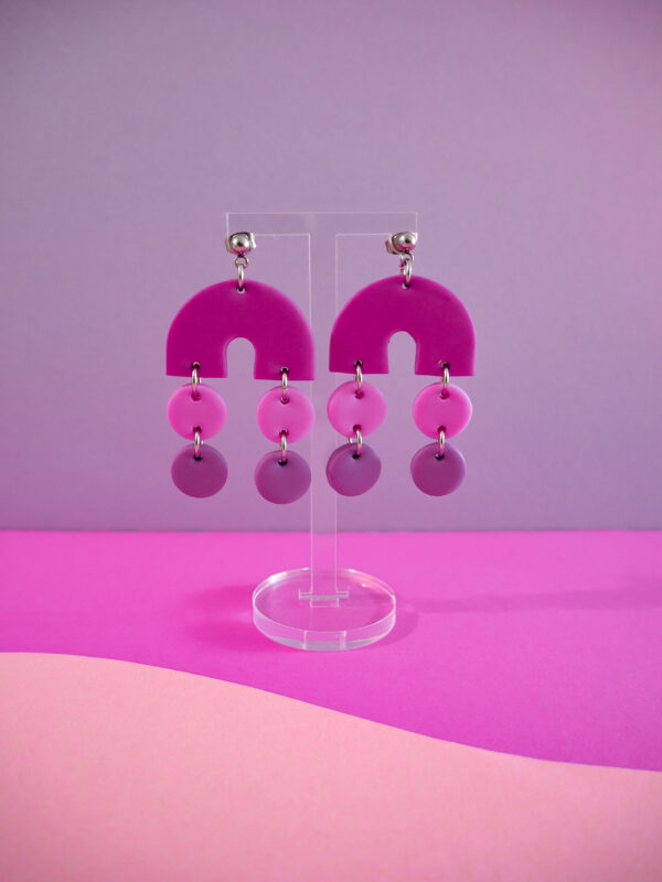 Boucles d'oreilles pendantes forme arc en ciel arche fuchsia et ronds rose et violet