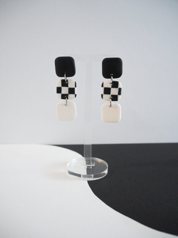 Boucles d'oreilles avec carré noir, carré motif damier noir et blanc et carré blanc