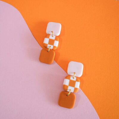 Boucles d'oreilles avec carré rose pale, carré motif damier rose pale et orange et carré orange