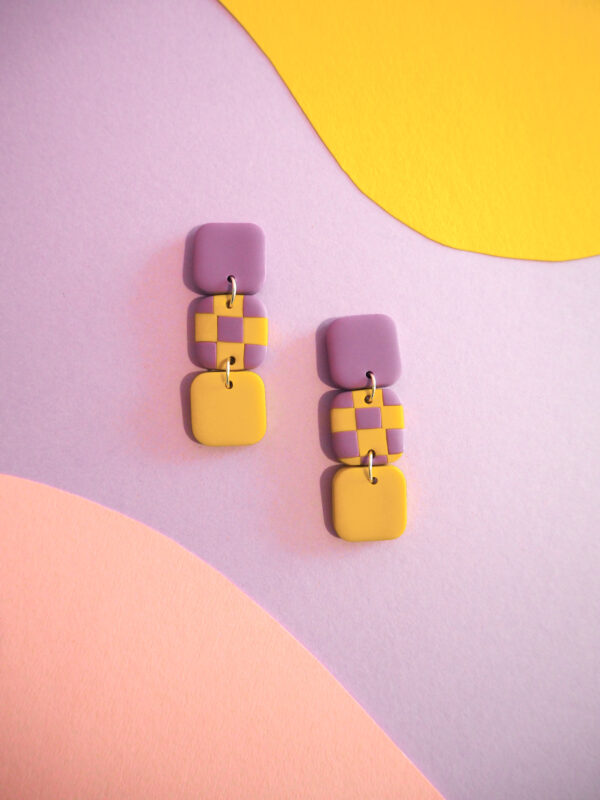 Boucles d'oreilles avec carré violet lavande, carré motif damier violet lavande et jaune et carré jaune