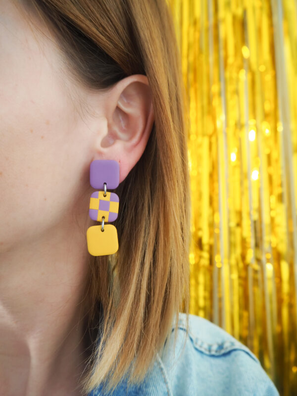 Boucles d'oreilles avec carré violet lavande, carré motif damier violet lavande et jaune et carré jaune