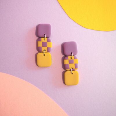 Boucles d'oreilles avec carré violet lavande, carré motif damier violet lavande et jaune et carré jaune