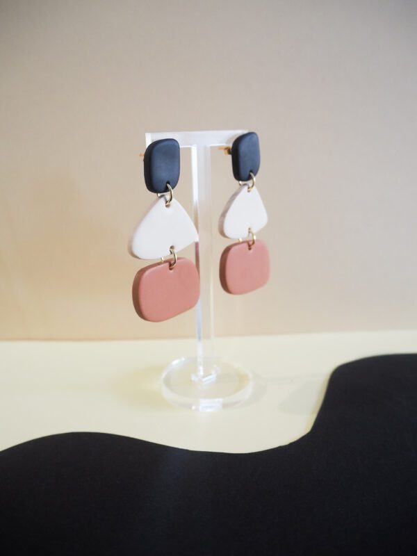 Boucles d'oreilles asymétriques forme galet noir, beige et terracotta