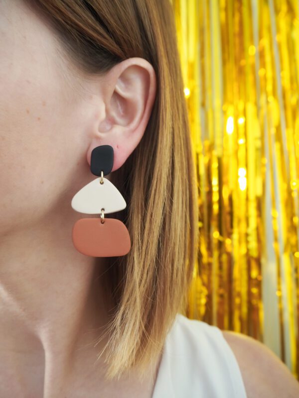 Boucles d'oreilles asymétriques forme galet noir, beige et terracotta