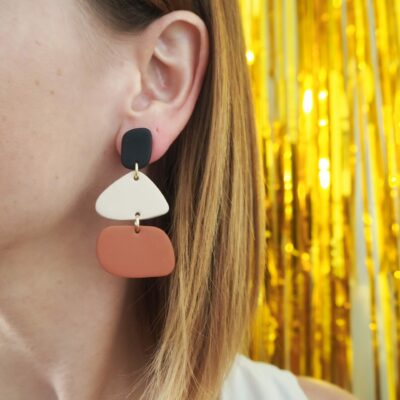 Boucles d'oreilles asymétriques forme galet noir, beige et terracotta