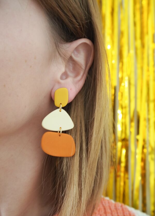Boucles d'oreilles asymétriques forme galet jaune, jaune pastel & orange