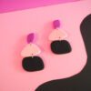 Boucles d'oreilles asymétriques forme galet fuchsia, rose pâle & noir