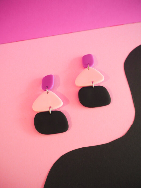 Boucles d'oreilles asymétriques forme galet fuchsia, rose pâle & noir