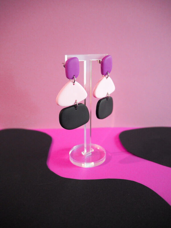 Boucles d'oreilles asymétriques forme galet fuchsia, rose pâle & noir