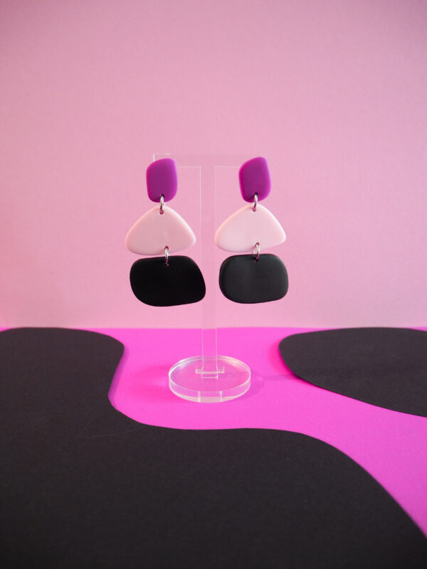 Boucles d'oreilles asymétriques forme galet fuchsia, rose pâle & noir