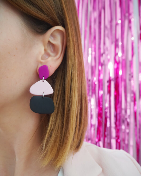 Boucles d'oreilles asymétriques forme galet fuchsia, rose pâle & noir