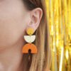 Boucles d'oreilles Sunny portées orange et jaune