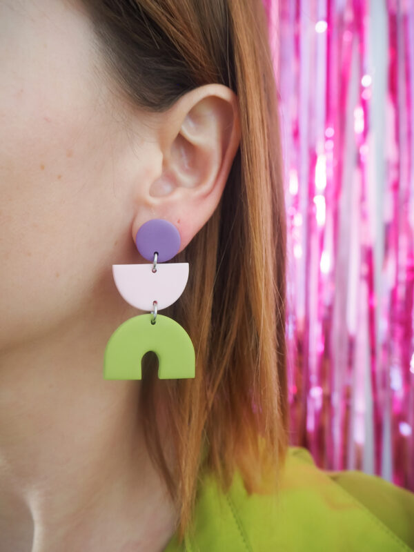 Boucles d'oreilles rond violet, demi-cercle rose et arche vert