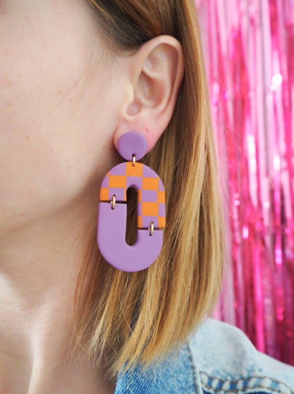 Boucles d'oreilles ovales avec partie damier violet et orange et partie unie violet